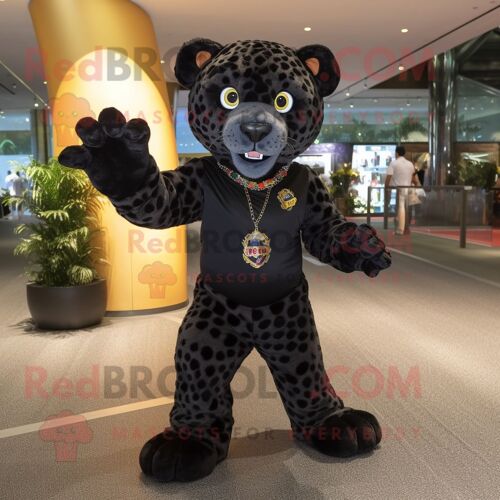 Personnage De Costume De Mascotte Redbrokoly De Guépard Noir Habillé D'un Polo Et De Bracelets De Cheville