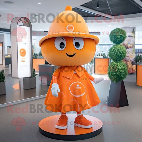 Mascotte Redbrokoly De Personnage Pendentif Orange Habillé D'une Robe Et De Casquettes