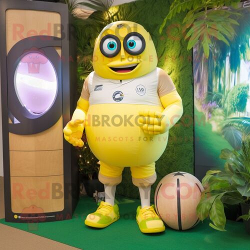 Personnage De Costume De Mascotte Redbrokoly De Ballon De Rugby Jaune Citron Habillé D'un Short Cargo Et De Montres Numériques