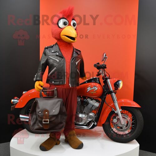 Personnage De Costume De Mascotte Redbrokoly Red Quail Habillé D'une Veste De Motard Et De Sacs Fourre-Tout