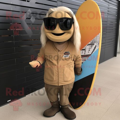Personnage De Costume De Mascotte Redbrokoly De Planche De Surf Beige Habillé D'une Veste De Motard Et De Repose-Pieds