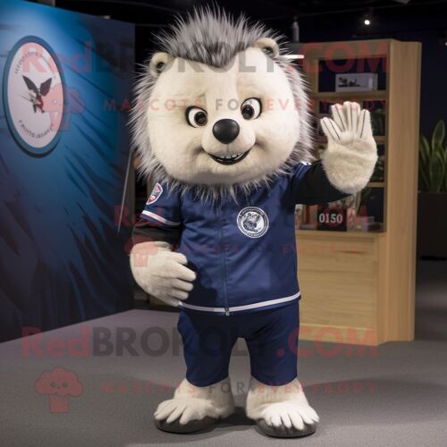 Personnage De Costume De Mascotte Redbrokoly De Porc-Épic De La Marine Habillé D'un Polo Et D'anneaux