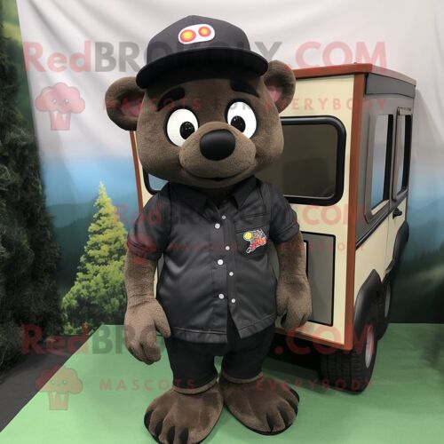 Personnage De Costume De Mascotte Redbrokoly De Télévision Noire Habillé D'un Short Cargo Et De Bonnets