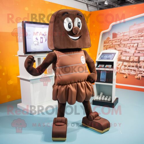 Personnage De Costume De Mascotte Redbrokoly De Barre De Chocolat Marron Habillé D'un Short De Course Et De Porte-Monnaie
