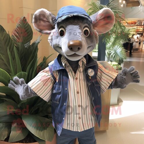 Personnage De Costume De Mascotte Redbrokoly De Thylacosmilus Gris Habillé D'une Chemise En Chambray Et De Châles