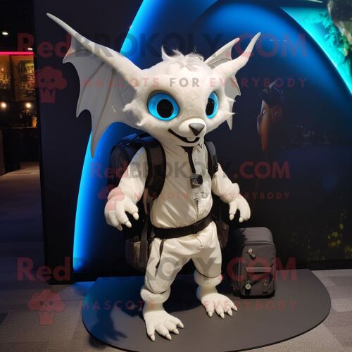 Personnage De Costume De Mascotte Redbrokoly De Chauve-Souris Blanche Habillé D'une Robe De Soirée Et De Sacs À Dos