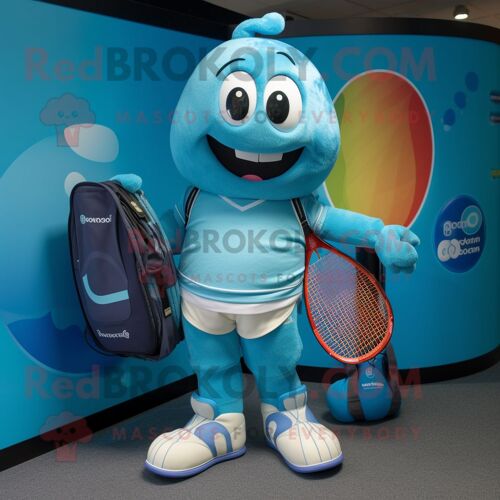 Personnage De Costume De Mascotte Redbrokoly De Raquette De Tennis Turquoise Habillé D'une Chemise De Rugby Et De Sacs Fourre-Tout