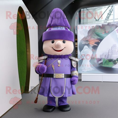 Personnage De Costume De Mascotte Redbrokoly Lavande British Royal Guard Habillé D'une Robe Portefeuille Et De Sacs Messenger