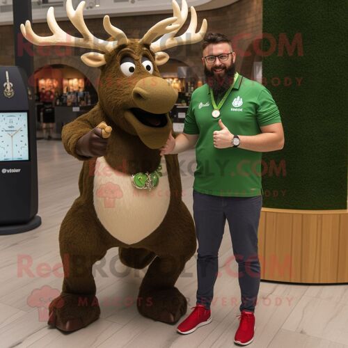 Personnage De Costume De Mascotte Redbrokoly Olive Irish Elk Habillé Avec Un T-Shirt Henley Et Des Montres Intelligentes