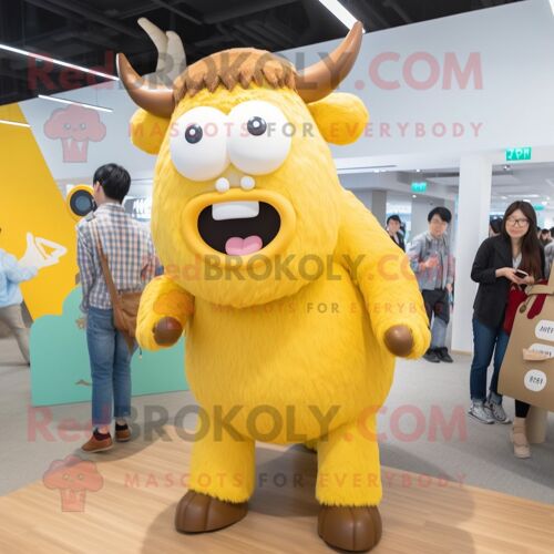 Mascotte Redbrokoly De Personnage De Yak Jaune Habillé D'un Jean Mom Et De Lunettes