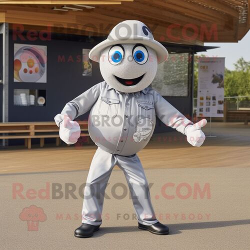 Mascotte Redbrokoly De Boule De Pétanque Argentée Habillée D'un Jean Bootcut Et D'épingles À Chapeau