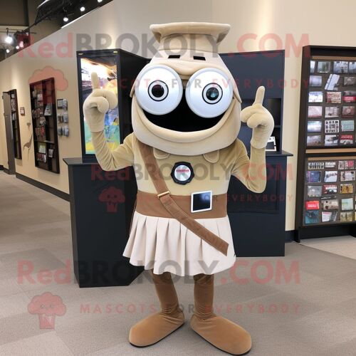 Personnage De Costume De Mascotte Redbrokoly De Caméra Bronzée Habillé D'un T-Shirt À Col En V Et De Pinces À Chaussures