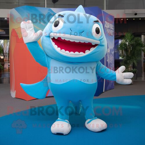 Personnage De Costume De Mascotte Redbrokoly De Requin Bleu Ciel Habillé D'un T-Shirt Et De Coussinets De Pied