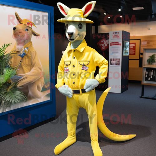 Personnage De Costume De Mascotte Redbrokoly De Kangourou Jaune Citron Habillé D'un Jean Évasé Et D'épinglettes