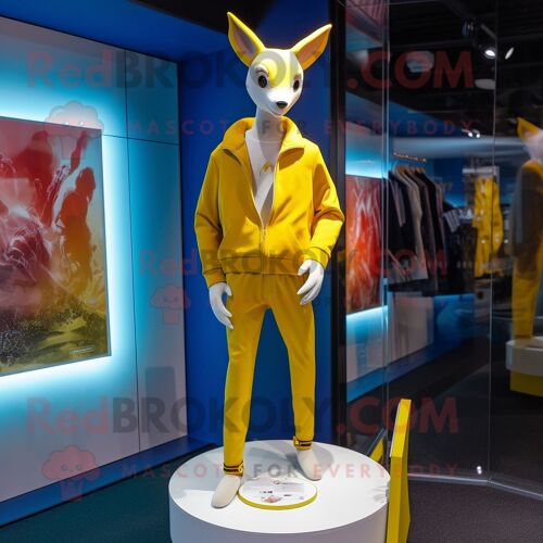 Personnage De Costume De Mascotte Redbrokoly De Kangourou Jaune Citron Habillé D'un Jean Évasé Et D'épinglettes