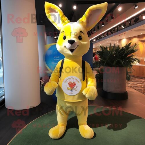 Personnage De Costume De Mascotte Redbrokoly De Kangourou Jaune Citron Habillé D'un Jean Évasé Et D'épinglettes