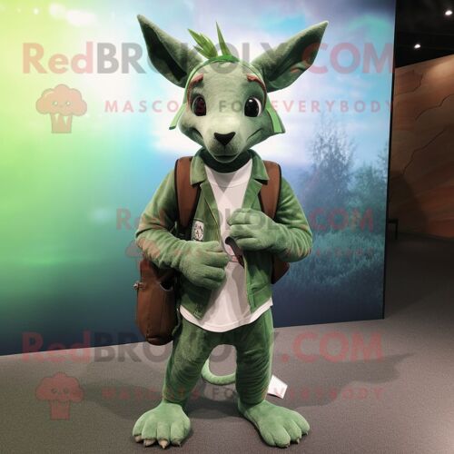 Personnage De Costume De Mascotte Redbrokoly De Kangourou Vert Habillé D'un Jean Skinny Et De Sacs Messenger