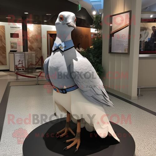 Personnage De Costume De Mascotte Redbrokoly De Pigeon Passager Blanc Habillé D'une Jupe Portefeuille Et De Cravates
