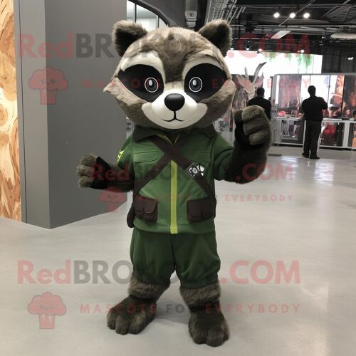 Personnage De Costume De Mascotte Redbrokoly De Raton Laveur Vert Forêt Habillé D'une Combinaison Et De Clips D'écharpe
