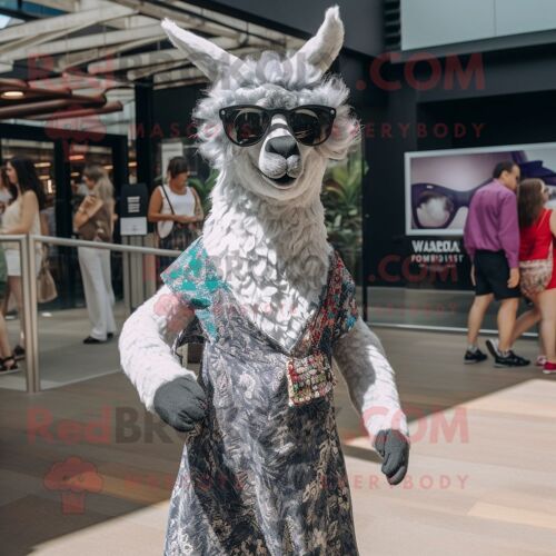 Mascotte Redbrokoly De Personnage De Lama Argenté Habillé D'une Robe Longue Et De Lunettes De Soleil