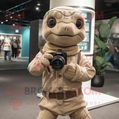 Personnage De Costume De Mascotte Redbrokoly De Caméra Beige Habillé D'un Col Roulé Et De Porte-Clés