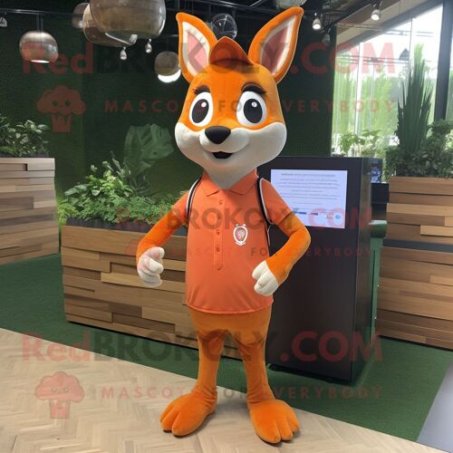 Mascotte Redbrokoly De Personnage De Chevreuil Orange Vêtu D'un Débardeur Et D'épinglettes