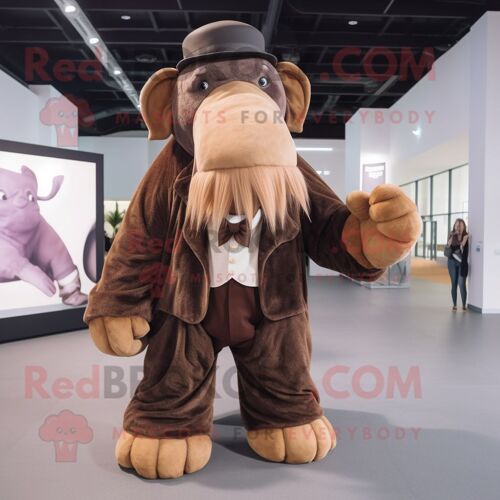 Mascotte Redbrokoly De Personnage De Mammouth Marron Habillé D'un Gilet Et De Bérets
