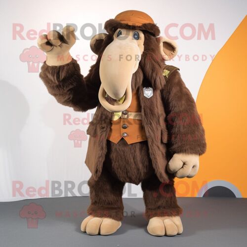 Mascotte Redbrokoly De Personnage De Mammouth Marron Habillé D'un Gilet Et De Bérets