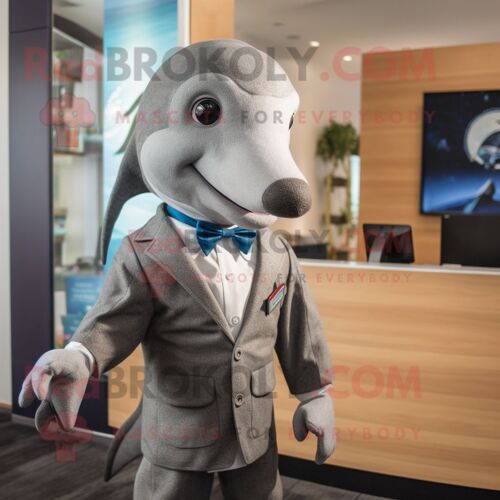 Mascotte Redbrokoly De Personnage De Dauphin Gris Habillé D'un Blazer Et D'épingles À Cravate