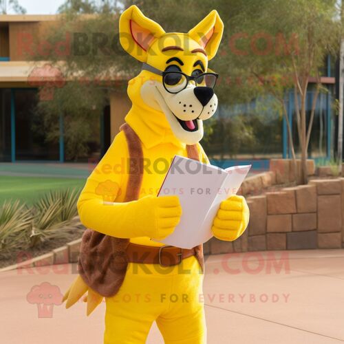 Mascotte Redbrokoly De Personnage Yellow Dingo Habillé D'un Jean Boyfriend Et De Lunettes De Lecture