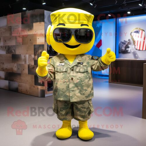 Personnage De Costume De Mascotte Redbrokoly De Soldat Américain Jaune Habillé D'un Costume Et De Pinces À Cheveux
