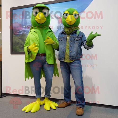 Personnage De Costume De Mascotte Redbrokoly De Pigeon Voyageur Vert Citron Habillé D'un Jean Et De Gants Boyfriend