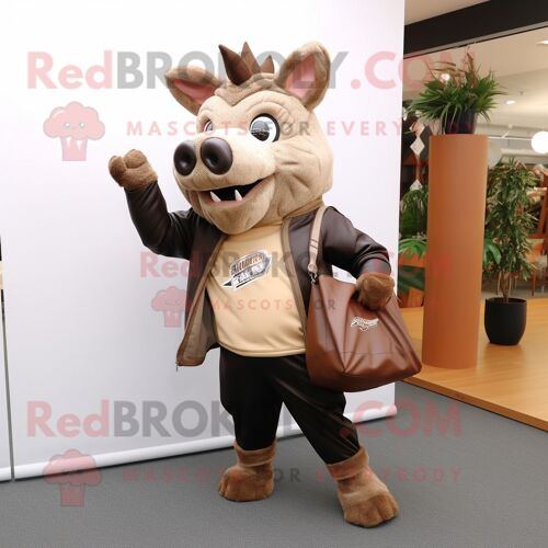 Personnage De Costume De Mascotte Redbrokoly De Sanglier Beige Vêtu D'une Veste En Cuir Et De Sacs Fourre-Tout