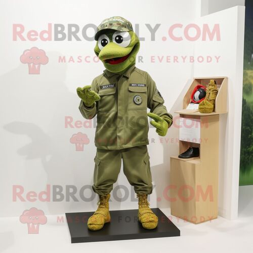 Personnage De Costume De Mascotte Redbrokoly Olive Marine Recon Habillé D'un Pantacourt Et De Lacets De Chaussures