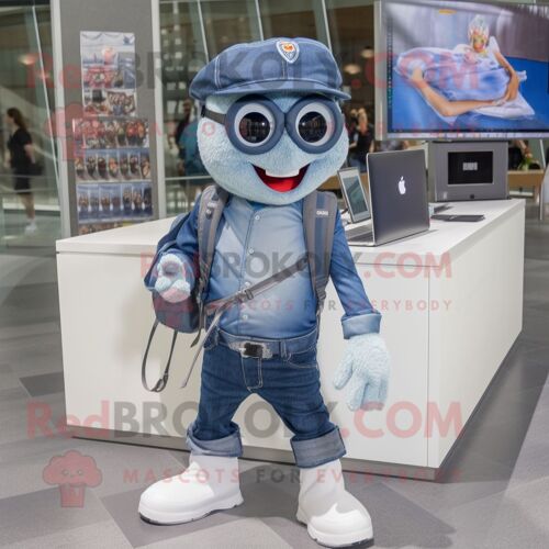 Mascotte REDBROKOLY de personnage en costume d'ordinateur bleu marine habillé d'une chemise en chambray et de sacs à dos