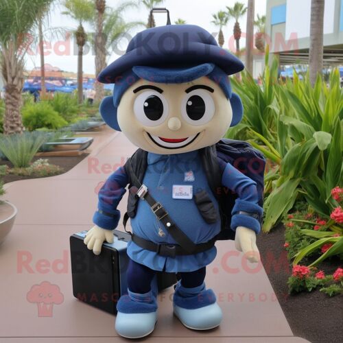 Mascotte REDBROKOLY de personnage en costume d'ordinateur bleu marine habillé d'une chemise en chambray et de sacs à dos