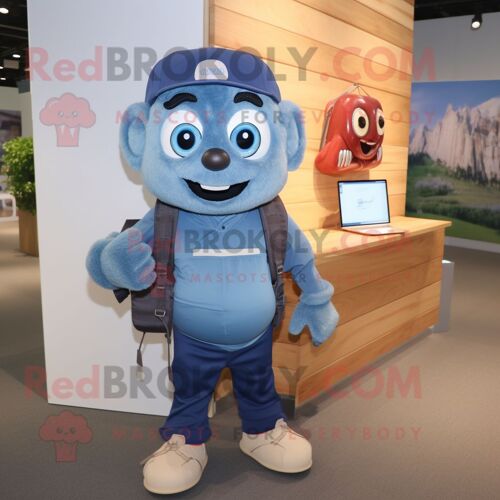 Mascotte REDBROKOLY de personnage en costume d'ordinateur bleu marine habillé d'une chemise en chambray et de sacs à dos