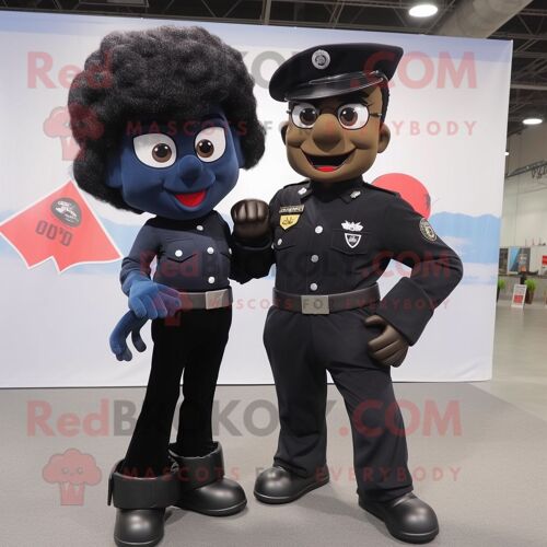 Mascotte Redbrokoly De Personnage De Commando Noir Habillé D'un Mom Jeans Et D'épingles À Cravate