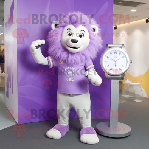 Personnage De Costume De Mascotte Redbrokoly De Lion Lavande Habillé D'un T-Shirt À Col En V Et De Montres Numériques