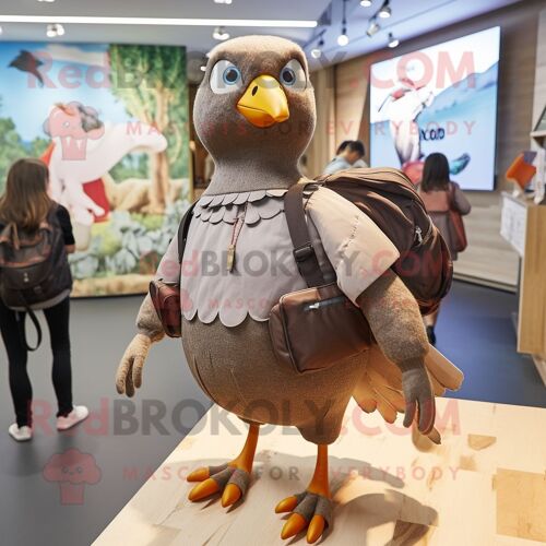 Personnage De Costume De Mascotte Redbrokoly De Pigeon Marron Habillé D'une Mini Robe Et De Sacs À Dos