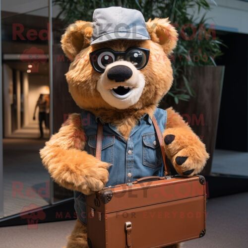 Personnage De Costume De Mascotte Redbrokoly Peach Spectacled Bear Habillé Avec Une Chemise En Jean Et Des Porte-Documents
