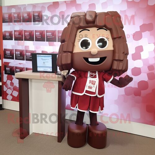 Personnage De Costume De Mascotte Redbrokoly De Barres De Chocolat Marron Habillé Avec Une Barboteuse Et Des Pinces À Cheveux