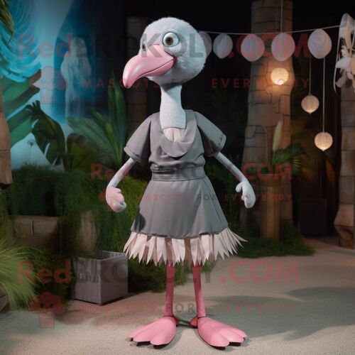 Personnage De Costume De Mascotte Redbrokoly De Flamant Gris Habillé D'une Robe Midi Et De Bretelles