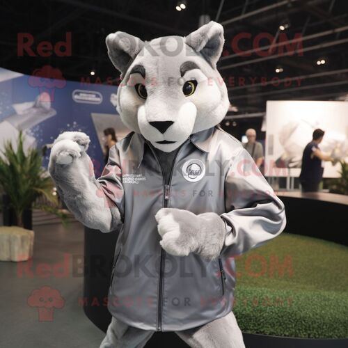 Costume De Mascotte Redbrokoly Puma Argenté Habillé D'un Coupe-Vent Et De Boutons De Manchette
