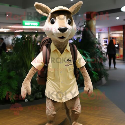 Personnage De Costume De Mascotte Redbrokoly De Kangourou Beige Habillé D'un Pantalon Chino Et De Sacs À Dos
