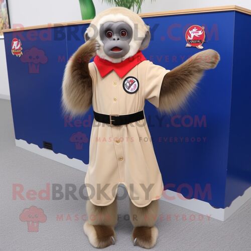 Personnage De Costume De Mascotte Redbrokoly De Singe Capucin Beige Habillé D'une Jupe Trapèze Et De Coussinets Pour Les Pieds