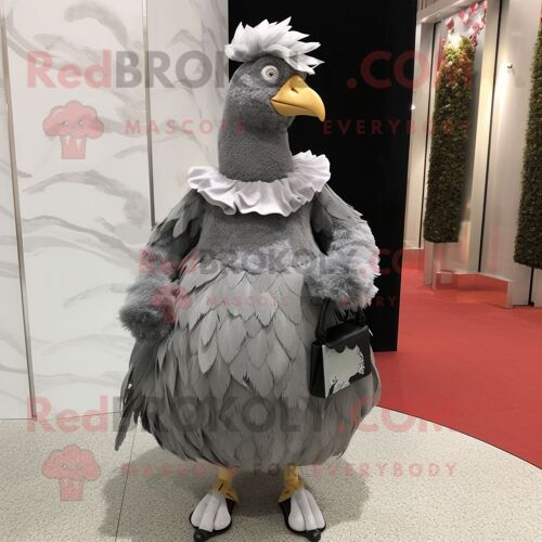 Mascotte Redbrokoly De Personnage De Poules Grises Habillée D'une Robe De Soirée Et De Pochettes