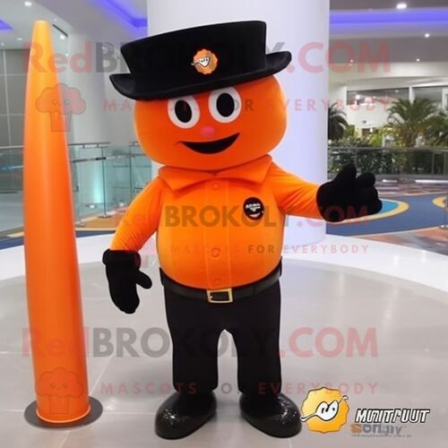 Mascotte Redbrokoly De Personnage Orange Noir Habillé D'un Jean Flare Et De Bérets