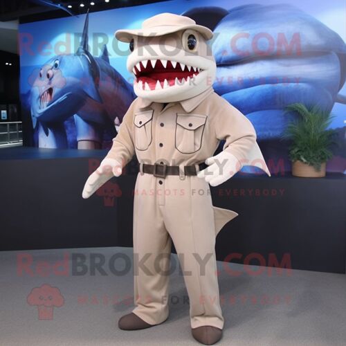 Mascotte Redbrokoly De Personnage De Requin Beige Habillé D'une Salopette Et De Ceintures