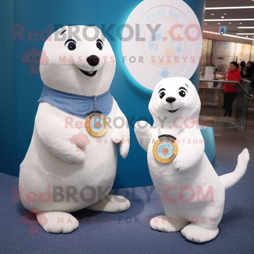 Personnage De Costume De Mascotte Redbrokoly De Phoque Blanc Habillé D'un Jean Mom Et De Porte-Monnaie
